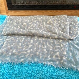 Gray and White Textured Blanket for Cozy Comfort